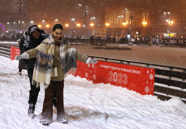 Una pareja en una pista de patinaje de Moscú llena de nieve. - Sputnik Mundo