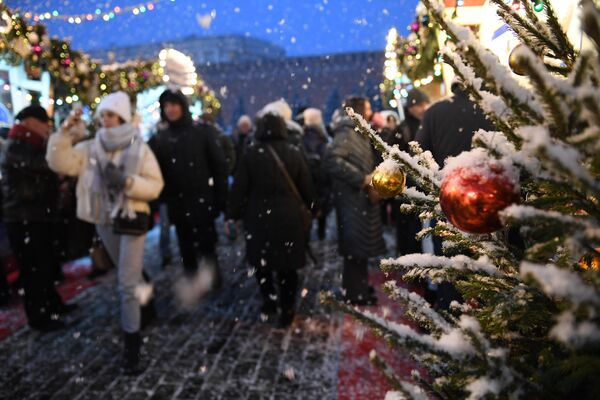 Una feria navideña moscovita tras la nevada. - Sputnik Mundo