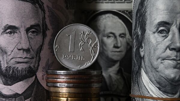 Billetes de dólares y una moneda del rublo - Sputnik Mundo