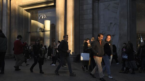 Personas pasan por una calle comercial de Barcelona, 10 de diciembre  - Sputnik Mundo