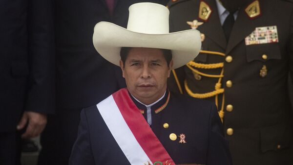 El expresidente de Perú, Pedro Castillo, con la banda presidencial en el Congreso de su país, en julio de 2021 - Sputnik Mundo