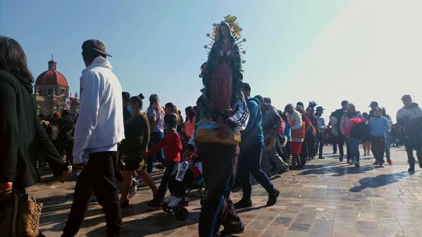 El Gobierno de la Ciudad de México estima que, desde el 8 de diciembre y hasta el 12 de diciembre, más de 11 millones de personas visitaron el templo del Tepeyac. - Sputnik Mundo