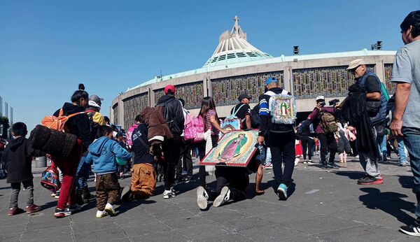 Desde parejas con hijos recién nacidos, personas de la tercera edad con muletas y familias enteras se congregan  a las afueras de la Basílica de Guadalupe cada año. - Sputnik Mundo