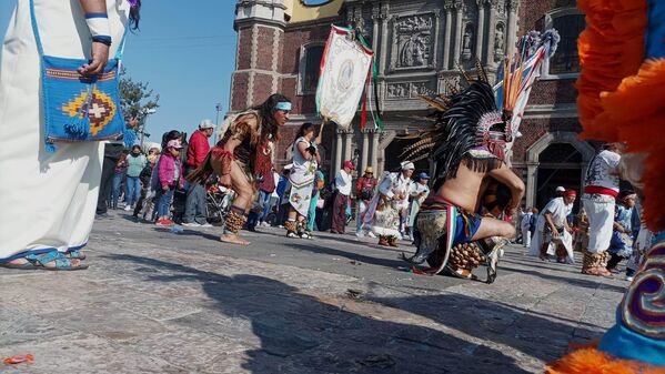 Grupos danzantes también rinden homenaje a la Virgen de Guadalupe con bailes en honor a Tonantzin, deidad indígena que era venerada en el cerro donde hoy se ubica la Basílica de Guadalupe. - Sputnik Mundo