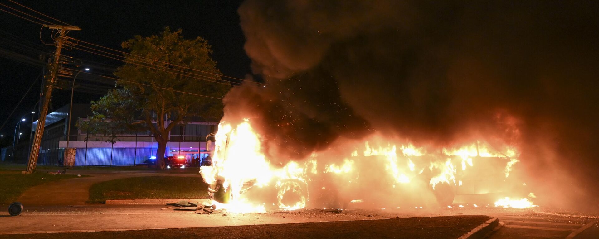 Un camión arde en llamas después de los enfrentamientos entre simpatizantes de Bolsonaro y la policía, el 12 de diciembre de 2022, en Brasilia - Sputnik Mundo, 1920, 13.12.2022