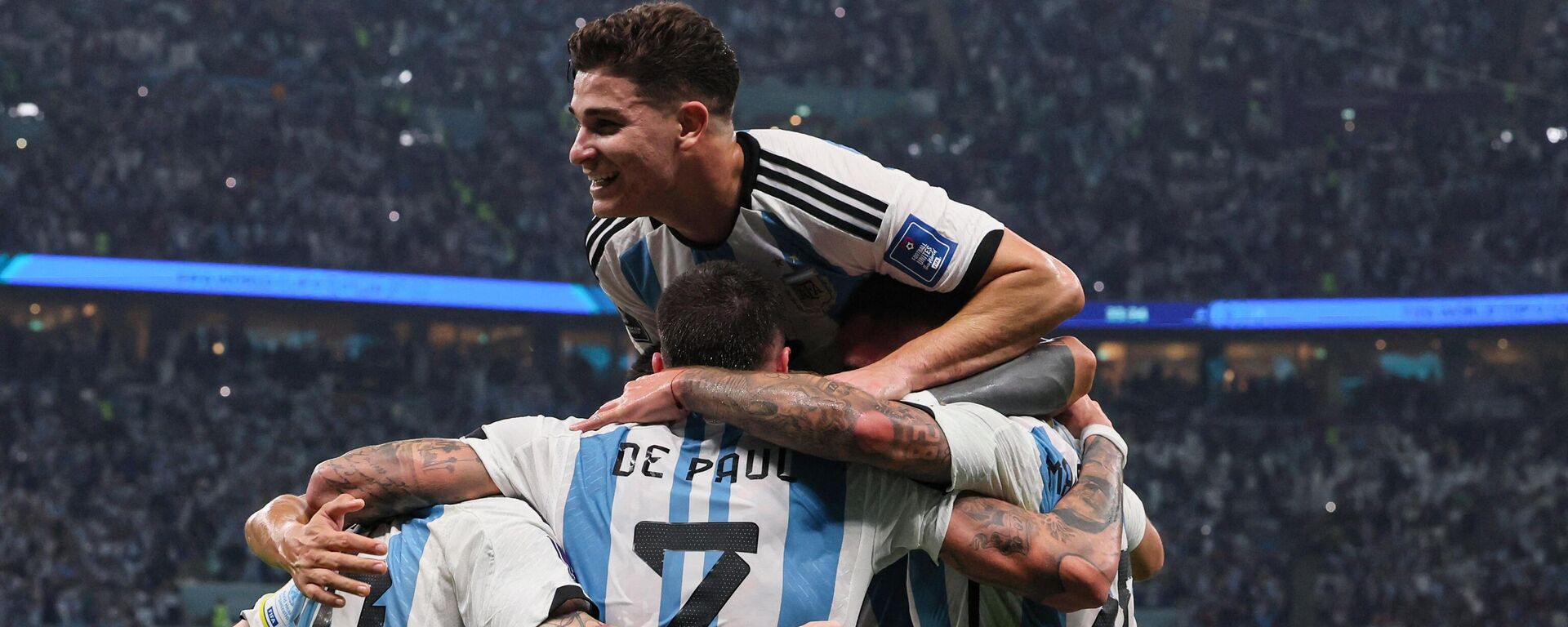 Los jugadores de Argentina celebran el primer gol contra Croacia en las semifinales del Mundial de Catar 2022 - Sputnik Mundo, 1920, 23.12.2022