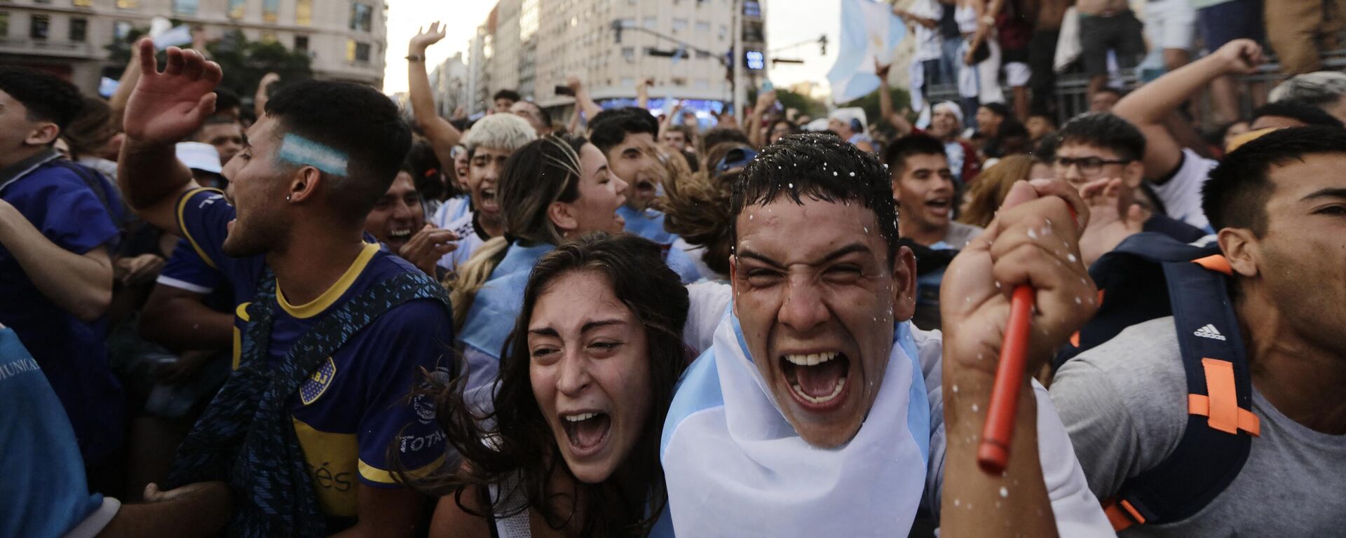 Argentinos festejando el pasaje de Argentina a la final del Mundial de Catar 2022 - Sputnik Mundo, 1920, 14.12.2022