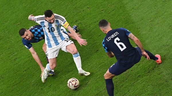 Lionel Messi enfrenta la marca de Mateo Kovacic y Dejan Lovren  - Sputnik Mundo