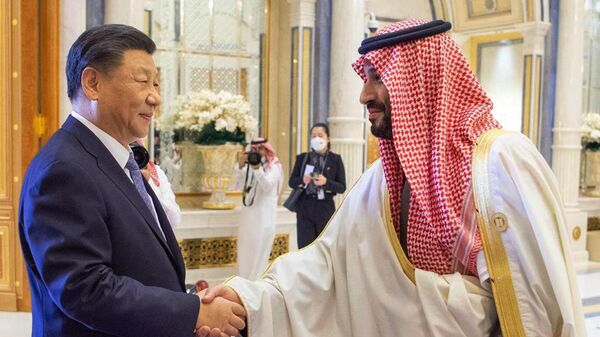 El líder de China, Xi Jinping, y el príncipe heredero saudí, Mohammed bin Salman - Sputnik Mundo