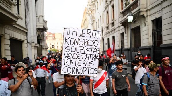Los peruanos han salido a la calle a exigir elecciones.  - Sputnik Mundo