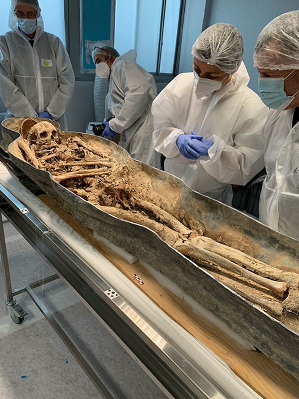 Apertura de los sarcófagos del laboratorio de medicina forense de Toulouse. - Sputnik Mundo