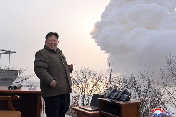 El líder norcoreano asiste a los ensayos. - Sputnik Mundo