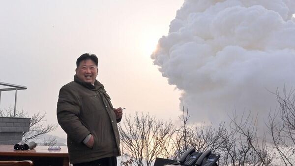 Kim Jong-un en una prueba de un nuevo motor cohete de combustible sólido en Corea del Norte - Sputnik Mundo