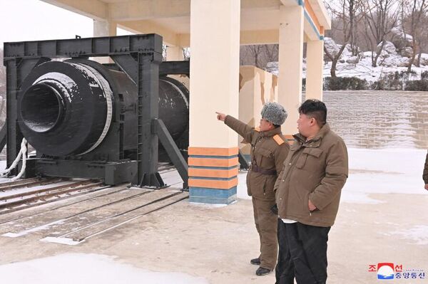 Kim Jong-un inspecciona el lugar del ensayo del motor cohete de combustible sólido en Corea del Norte. - Sputnik Mundo