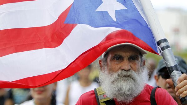 Ciudadano puertorriqueño durante una protesta en 2017. - Sputnik Mundo