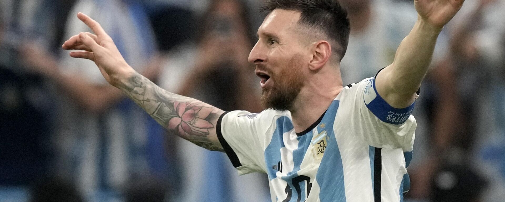 El argentino Lionel Messi celebra tras marcar el tercer gol de su equipo durante el partido final de la Copa del Mundo de fútbol entre Argentina y Francia en el Estadio Lusail en Lusail, Catar, el domingo 18 de diciembre de 2022.  - Sputnik Mundo, 1920, 19.10.2023