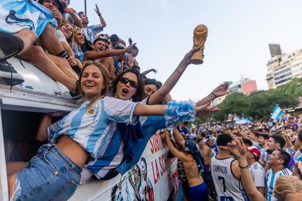 Durante el partido, miles de aficionados se congregaron en las calles de las ciudades argentinas para verlo juntos. En la foto: los aficionados celebran la victoria de su equipo en la capital argentina. - Sputnik Mundo
