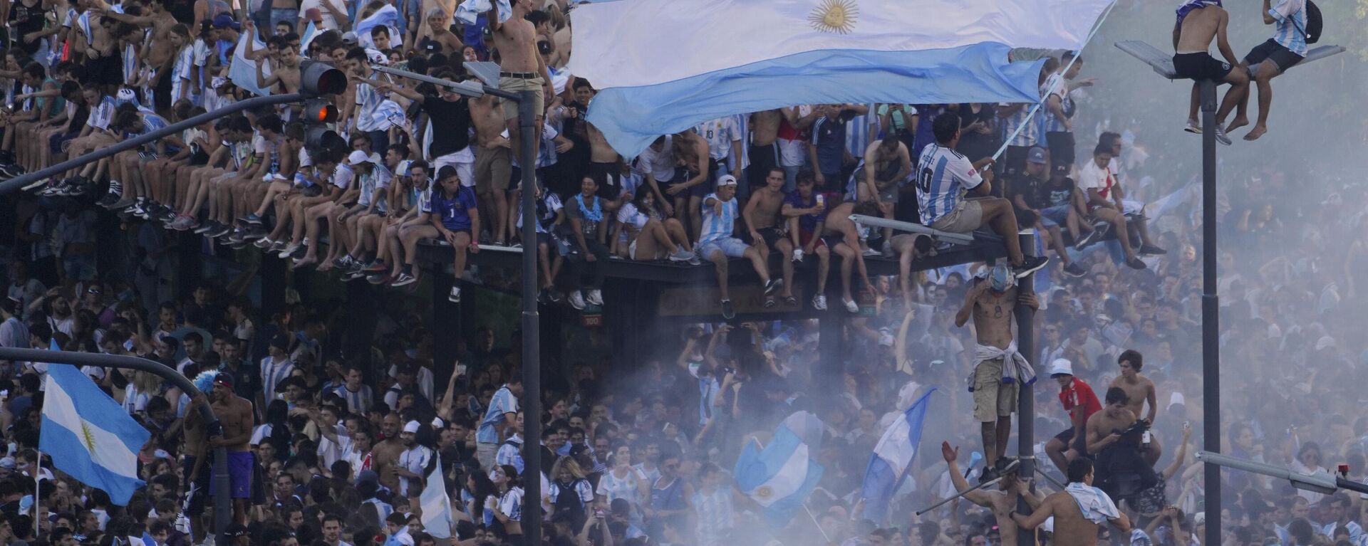 Los aficionados argentinos celebran en Buenos Aires la victoria de su selección en el Mundial del 2022. - Sputnik Mundo, 1920, 20.12.2022