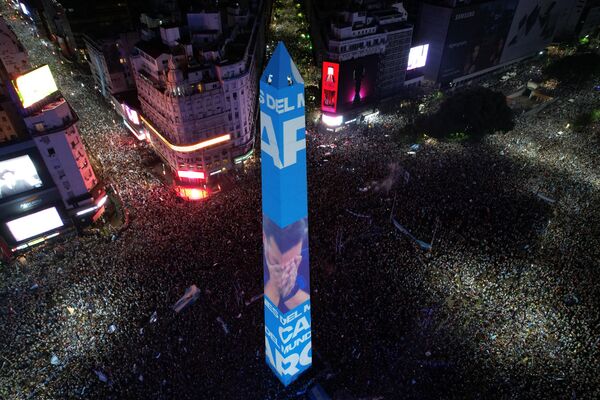 Los expertos califican esta Copa del Mundo como &quot;una de las mejores de los últimos tiempos&quot; y la final como &quot;un partido realmente dramático&quot;. En la foto: los hinchas argentinos celebran la victoria de su equipo en el monumento del Obelisco, en Buenos Aires. - Sputnik Mundo