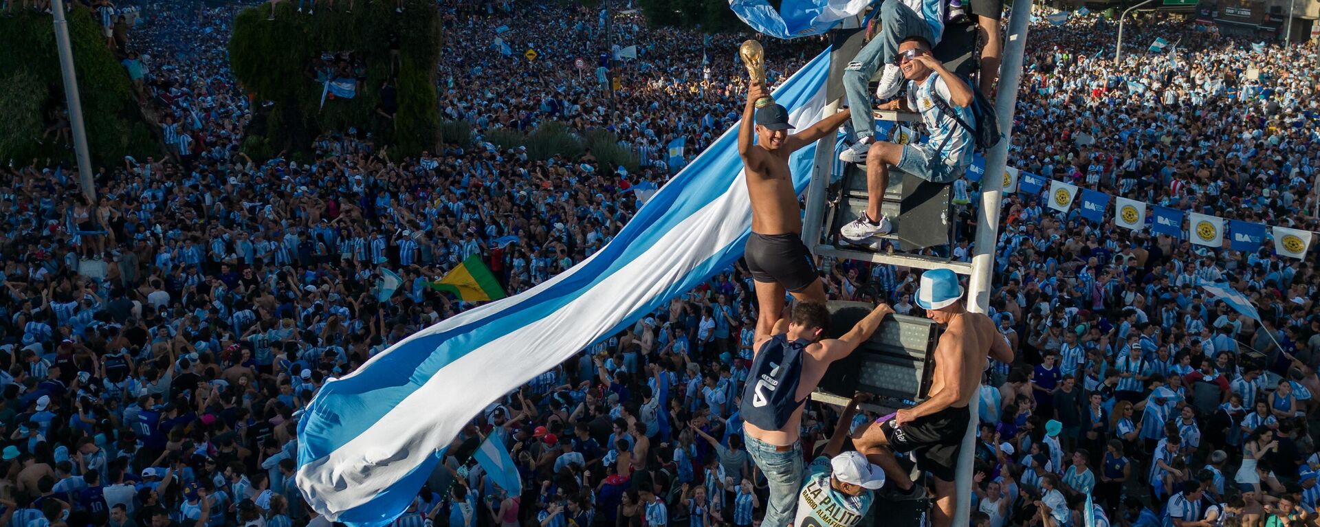 Los aficionados argentinos se alegran de la victoria de la selección en el Mundial de 2022 en Buenos Aires - Sputnik Mundo, 1920, 19.12.2022