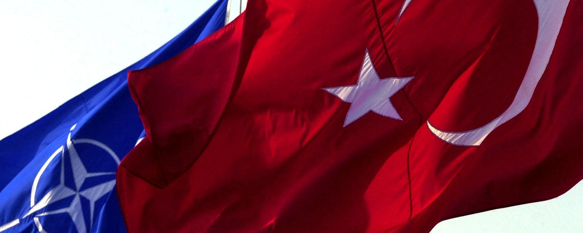 Una bandera turca ondea frente a la de la OTAN  - Sputnik Mundo, 1920, 19.12.2022