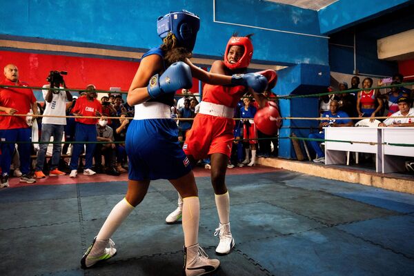 El 17 de diciembre se celebró en La Habana el primer torneo oficial de boxeo femenino de Cuba. La competición fue organizada por la escuela de boxeo de la capital, Giraldo Córdova. - Sputnik Mundo