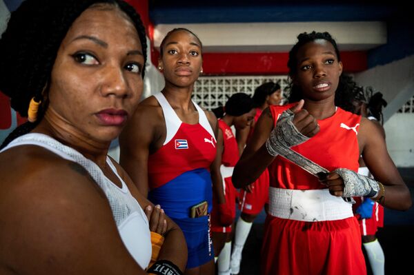 El boxeo es uno de los deportes más populares de Cuba, y los boxeadores cubanos son considerados los mejores del mundo, con 116 medallas en los campeonatos del mundo y 67 en los Juegos Olímpicos. Pero el boxeo femenino no era reconocido oficialmente en Cuba. Hasta ahora. En la foto: las participantes en vísperas del primer torneo oficial de boxeo femenino de Cuba, celebrado en La Habana. - Sputnik Mundo