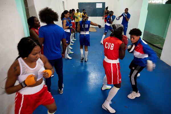 Las participantes entrenan antes del primer torneo oficial de boxeo femenino de la historia de Cuba, celebrado en La Habana. - Sputnik Mundo