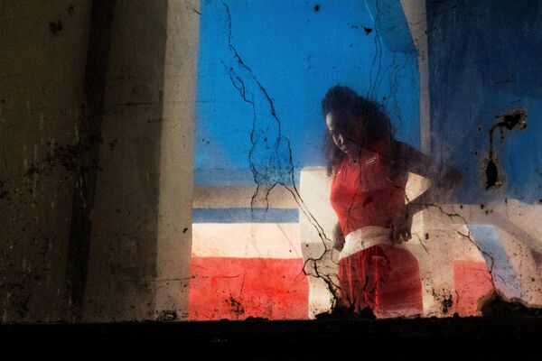 En la foto: una competidora antes del primer torneo oficial de boxeo femenino de Cuba, celebrado en La Habana. - Sputnik Mundo
