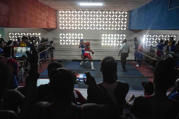 Las boxeadoras cubanas también podrán competir en los Juegos Panamericanos de Chile el próximo otoño y en los Juegos Olímpicos de París, en el verano de 2024. En la foto: los espectadores observan un combate en el primer torneo oficial de boxeo femenino de Cuba, en La Habana. - Sputnik Mundo