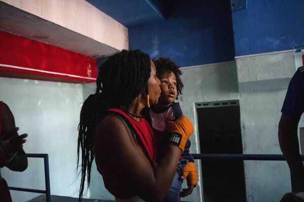 Ydamelys Moreno, participante del primer torneo oficial de boxeo femenino de Cuba, en La Habana, con su hijo tras ganar un combate. - Sputnik Mundo