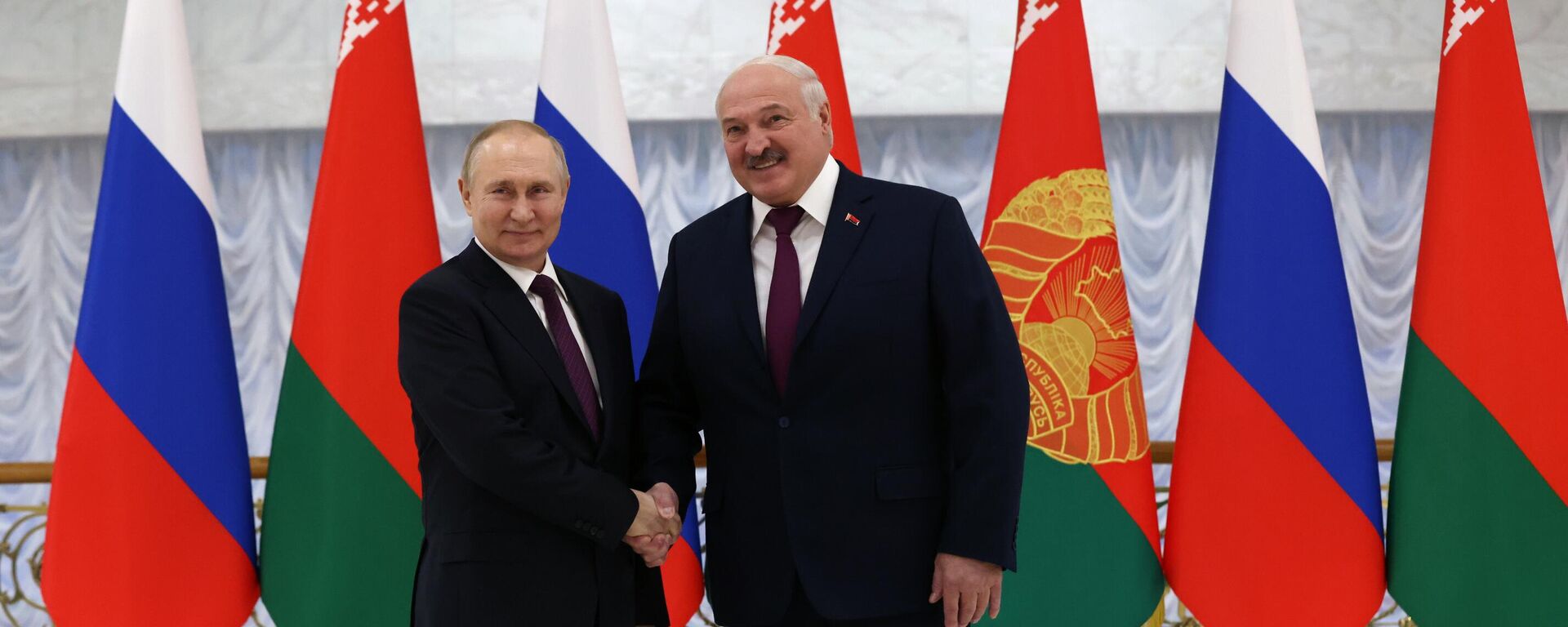 El presidente ruso, Vladímir Putin, y el presidente bielorruso Alexander Lukashenko antes de las conversaciones en Minsk, 19 de diciembre. - Sputnik Mundo, 1920, 23.05.2024