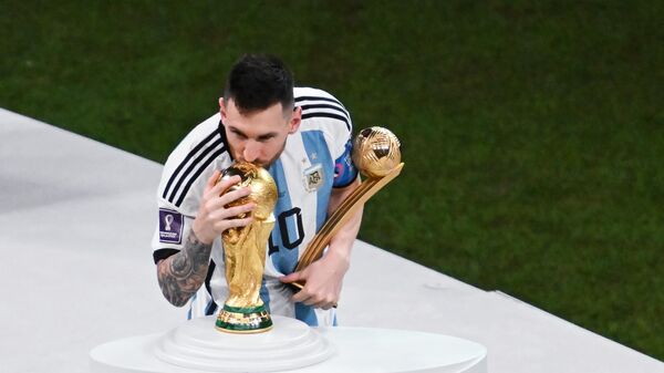 Lionel Messi besa la Copa del Mundo - Sputnik Mundo