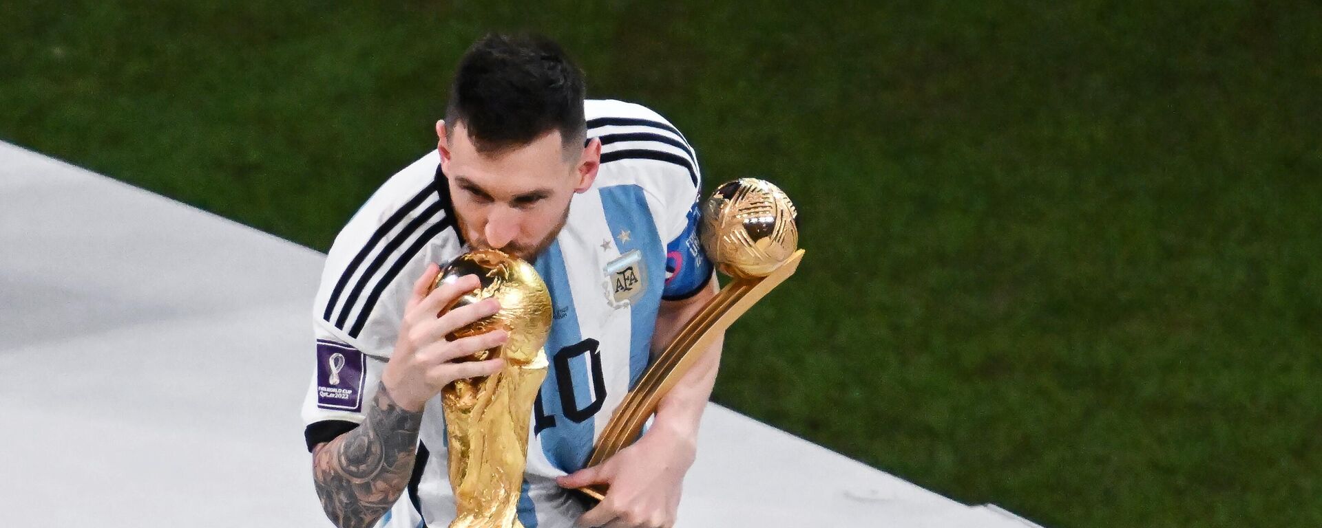 Lionel Messi besa la Copa del Mundo - Sputnik Mundo, 1920, 20.12.2022