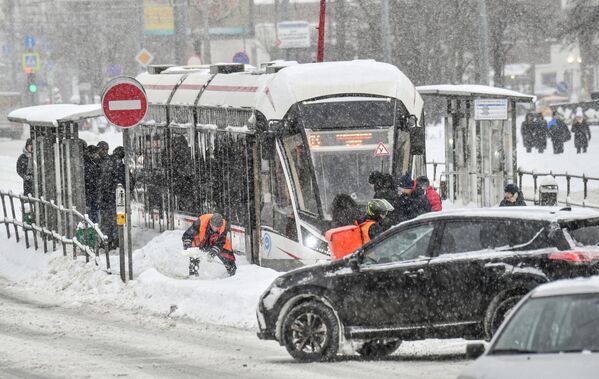 Una fuerte nevada azotó Moscú todo el fin de semana, dejando las carreteras completamente cubiertas de nieve. - Sputnik Mundo