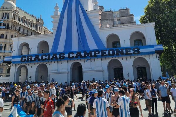 El Cabildo de Buenos Aires amaneció comuna bandera saludando al seleccionado campeón del mundo - Sputnik Mundo