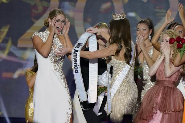 Miss Wisconsin, Grace Stanke, (izquierda) recibe la banda de Miss America 2023 de manos de su predecesora, Emma Broyles, después de que Stanke fue nombrada ganadora del concurso en el casino Mohegan Sun, en Uncasville, estado Connecticut, el pasado 15 de diciembre de 2022. - Sputnik Mundo