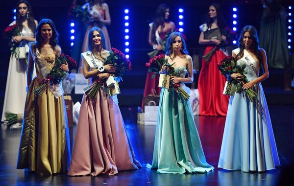 Diana Perjánova, de Kazajistán (derecha), ganadora de Miss Comunidad de Estados Independientes (CEI) 2022. Esta fue la segunda vez que Miss de CEI se celebró en Armenia, con 23 concursantes. - Sputnik Mundo