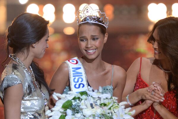 La recién elegida Miss Francia Indira Ampiot (centro) celebra con Miss Francia 2005, Cindy Fabre (izquierda), y Miss Francia 2022, Diane Leyre (derecha), durante el concurso de belleza Miss Francia 2023 en Deols, centro de Francia, el 17 de diciembre de 2022. - Sputnik Mundo