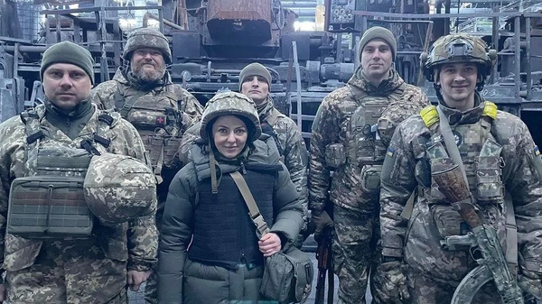 La viceministra de Defensa de Ucrania, Anna Maliar, con los militares ucranianos - Sputnik Mundo