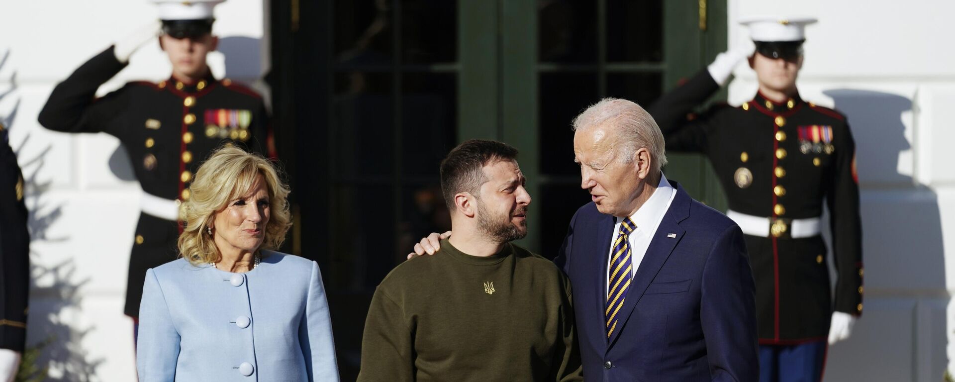 Volodímir Zelenski, presidente de Ucrania, y Joe Biden, presidente de EEUU, acompañado de su esposa, Jill Biden. - Sputnik Mundo, 1920, 01.02.2023