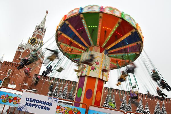 Carruseles en la Feria GUM, celebrada tradicionalmente antes de las fiestas de Año Nuevo en la Plaza Roja de Moscú. - Sputnik Mundo