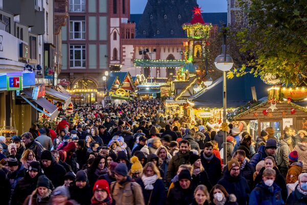 Feria navideña en el centro de Fráncfort, Alemania. - Sputnik Mundo