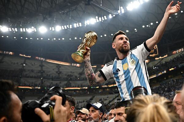 El capitán de la selección de Argentina, Lionel Messi, con la Copa del Mundo tras ganar el partido final del Mundial de Catar 2022 contra Francia. - Sputnik Mundo