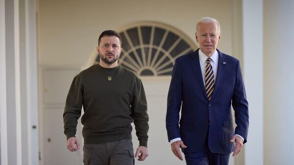 De izquierda a derecha, los presidentes de Ucrania y Estados Unidos, Volodímir Zelenski y Joe Biden. - Sputnik Mundo