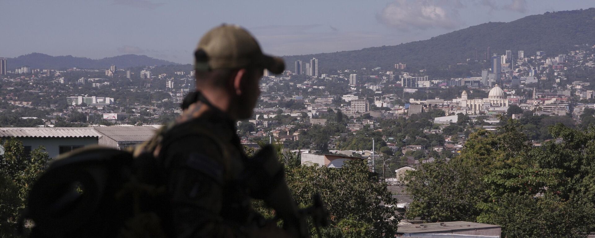 Un soldado participa en una operación de búsqueda de pandilleros, en Soyapango, El Salvador, el 3 de diciembre - Sputnik Mundo, 1920, 27.03.2023