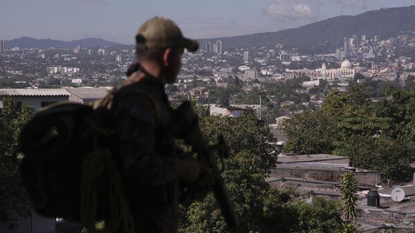 Un soldado participa en una operación de búsqueda de pandilleros, en Soyapango, El Salvador, el 3 de diciembre - Sputnik Mundo