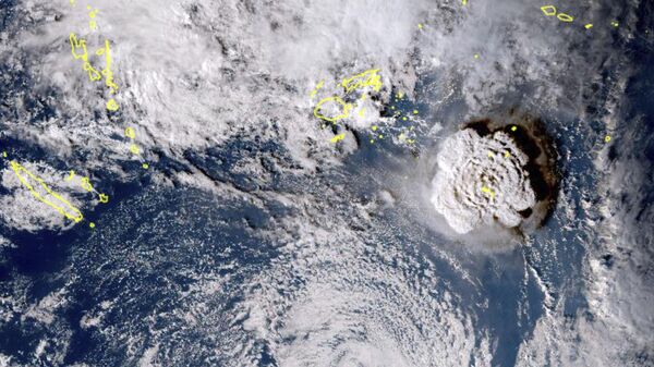 На спутниковом снимке показано извержение подводного вулкана в тихоокеанской стране Тонга, вызвавшее цунами - Sputnik Mundo