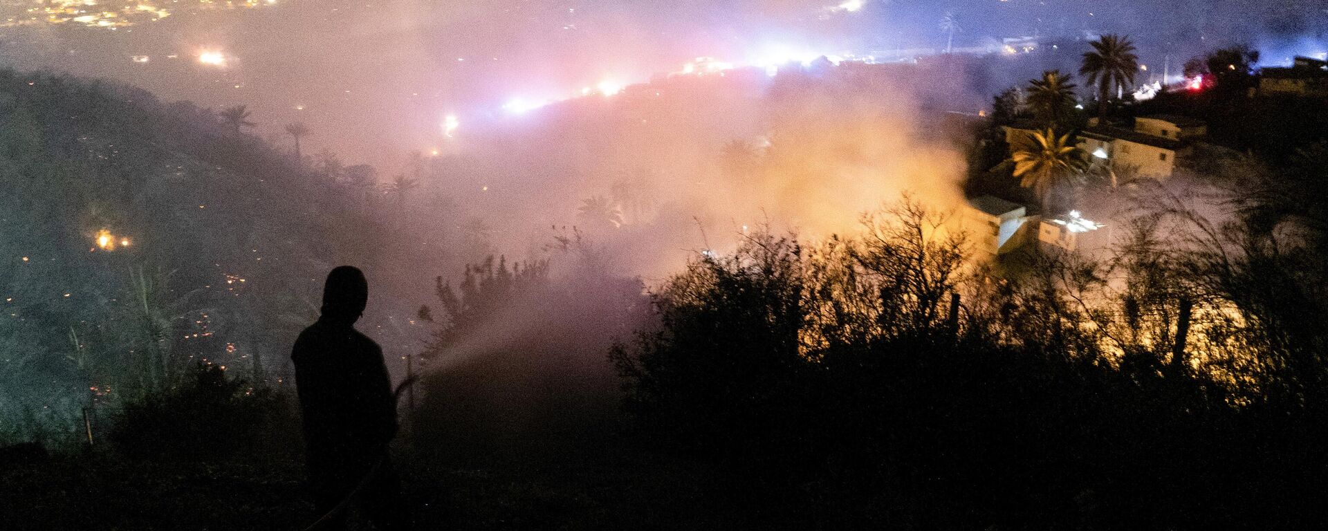 Un hombre observa desde una colina los incendios que afectan al menos a 200 viviendas en la ciudad de Viña del Mar, Chile, el 23 de diciembre de 2022.  - Sputnik Mundo, 1920, 26.12.2022