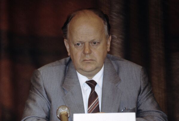 El 4 de mayo murió el primer jefe de Estado de la Bielorrusia independiente, Stanislav Shushkévish. El político también fue conocido por ser la persona encargada de enseñarle ruso a Lee Harvey Oswald, el supuesto asesino de John F. Kennedy, cuando este vivía en Minsk. - Sputnik Mundo